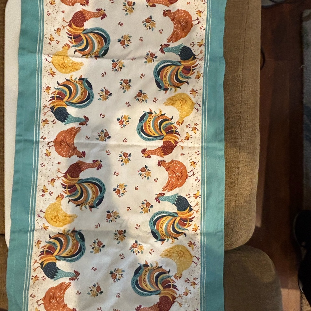 Rooster cotton tea towel 16 1/2” x 27” long.
Rooster & hen salt & pepper - Picture 3 of 3